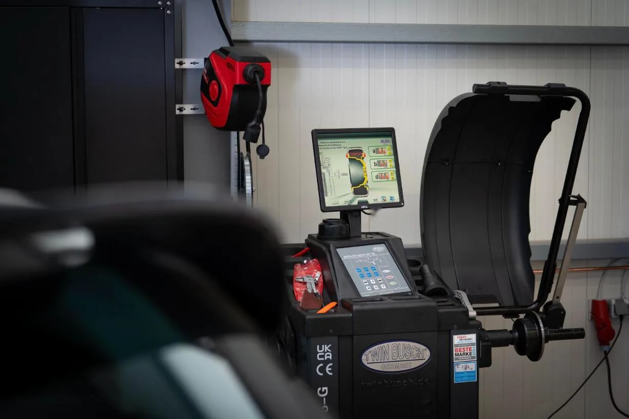 Reifenwuchtmaschine in der Werkstatt