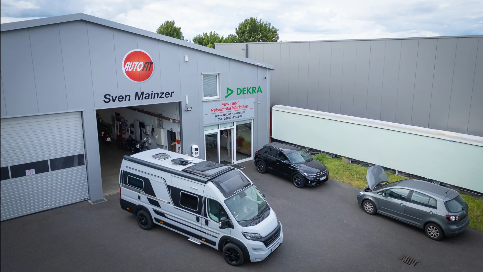 Halle von AUTOFIT Sven Mainzer in der Winterstraße 1a in Hürth mit Hof und DEKRA-Schild