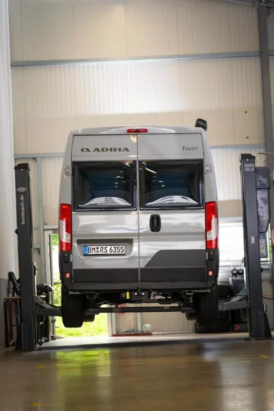 Kastenwagen-Wohnmobil auf der Hebebühne bei AUTOFIT Sven Mainzer