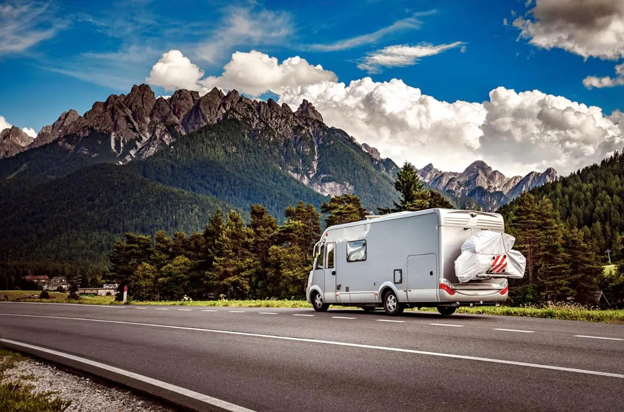 Wohnmobil auf einer Bergstraße